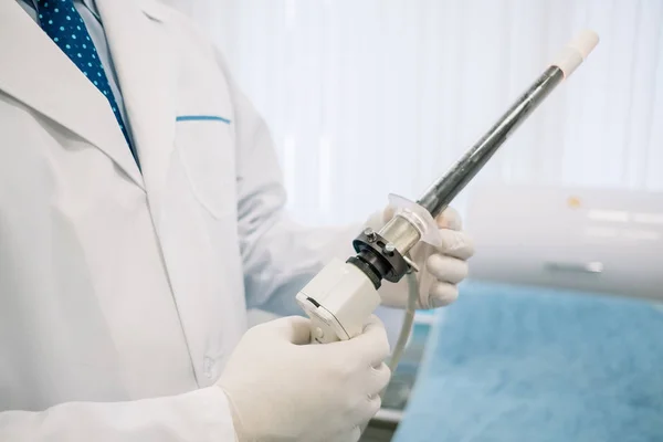 Proctologist houden van een anoscope. In het ziekenhuis — Stockfoto