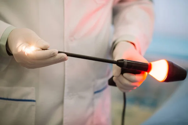 Proctologist houden van een anoscope. In het ziekenhuis — Stockfoto