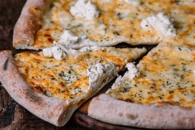 Pizza Quattro formaggi pizza bir dilim ile kesim ayrılmış