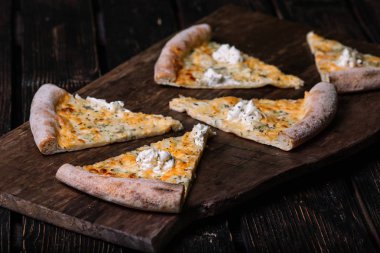 Düzenlenen Quattro formaggi pizza tahta arka plan üzerinde