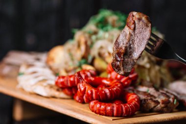 Ön çatal üzerinde ızgara et parçası üzerinde ızgara et ayarla 