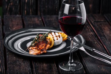 Karamelize portakal ve w ızgara tavuk ile pişmiş peyniri