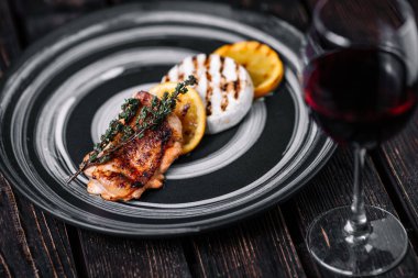 Karamelize portakal ve w ızgara tavuk ile pişmiş peyniri