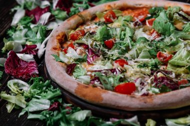 Tavuk ve salata ahşap arka plan üzerinde pizza