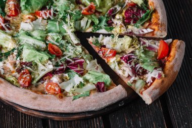 Tavuk ve salata ahşap arka plan üzerinde pizza