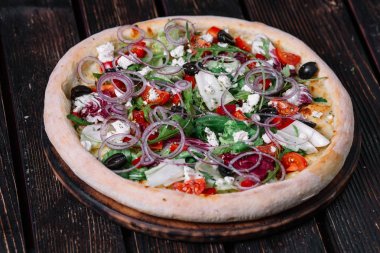 Bütün vejeteryan pizza tahta arka plan üzerinde