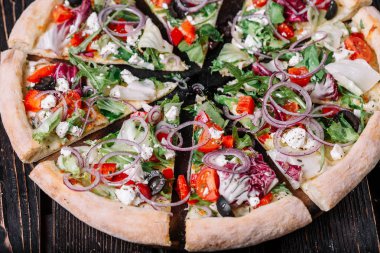 Vejeteryan pizza ahşap arka plan üzerine dilimlenmiş  