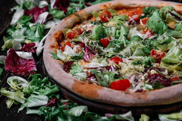 Pizza com frango e salada sobre fundo de madeira — Fotografia de Stock