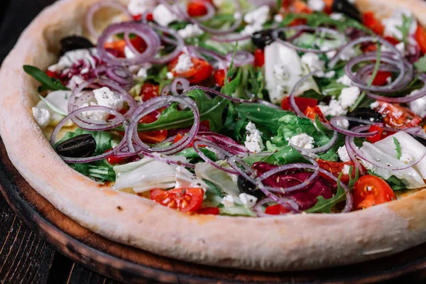 Pizza vegetariana inteira em fundo de madeira — Fotografia de Stock