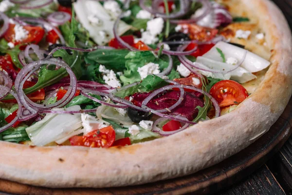 Pizza vegetariana inteira em fundo de madeira . — Fotografia de Stock