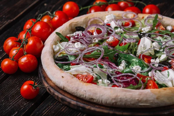 Pizza vegetariana inteira em fundo de madeira . — Fotografia de Stock