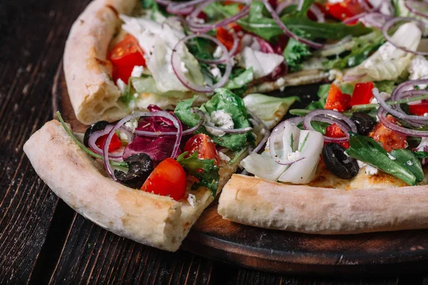 Pizza vegetariana fatiada em fundo de madeira — Fotografia de Stock