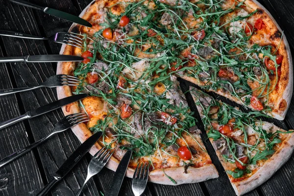 Pizza grande para festa no fundo de madeira — Fotografia de Stock
