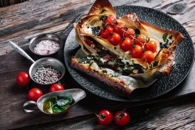 Ahşap arka plan üzerinde kiraz domatesli Sebze Lazanya