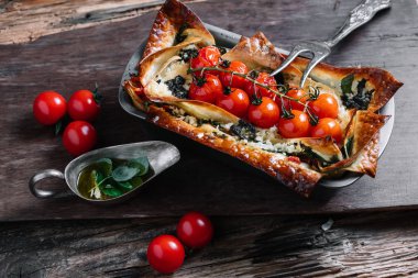 Sebze Lazanya yemek ve ingred pişirme içinde kiraz domates ile