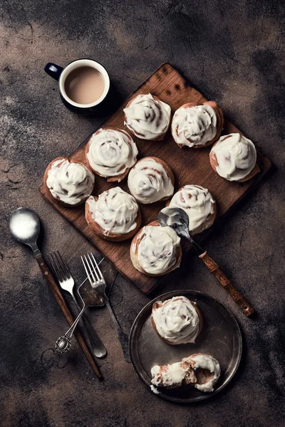 Synabones with vanilla cream and a cup of coffee — Stock Photo, Image