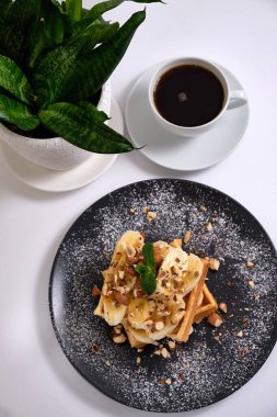 Sabah tatlı waffle 'ları karamelli ve muzlu, üzerine h serpiştirilmiş