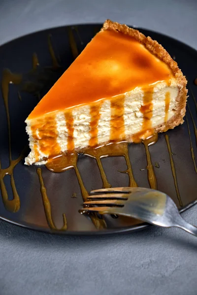 Dessert sucré à partir de gâteau au fromage caillé d'air versé avec du caramel — Photo