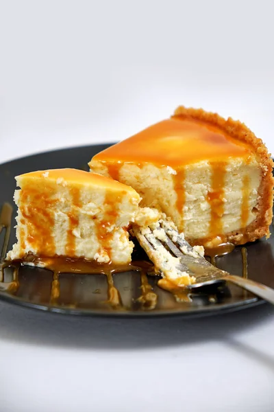 Sweet dessert from air curd cheesecake poured with caramel — Stock Photo, Image