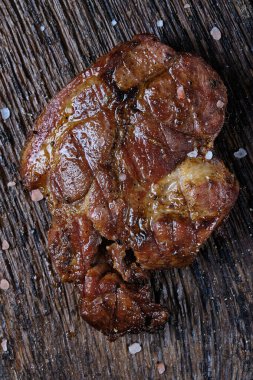 Koyu arkaplanda ızgara et var. Üst görünüm