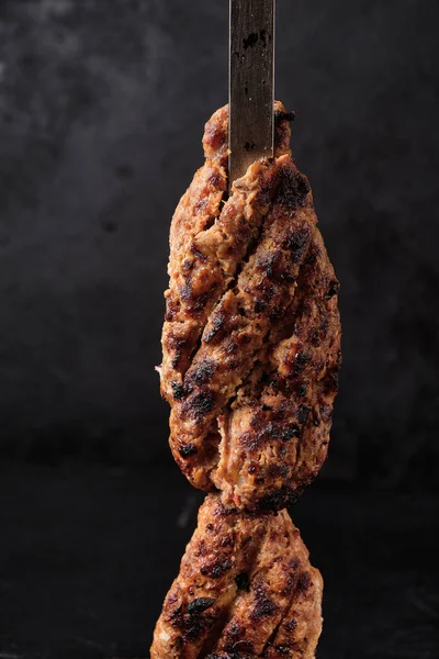 Gegrilde Vleesspiesjes Shish Kebab Zwarte Achtergrond Het Concept Van Georgische — Stockfoto