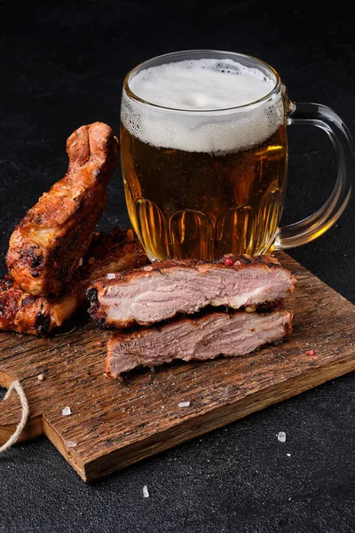 Cutted Pork Ribs Big Glass Beer Cutting Board Dark Concrete — Stock Photo, Image