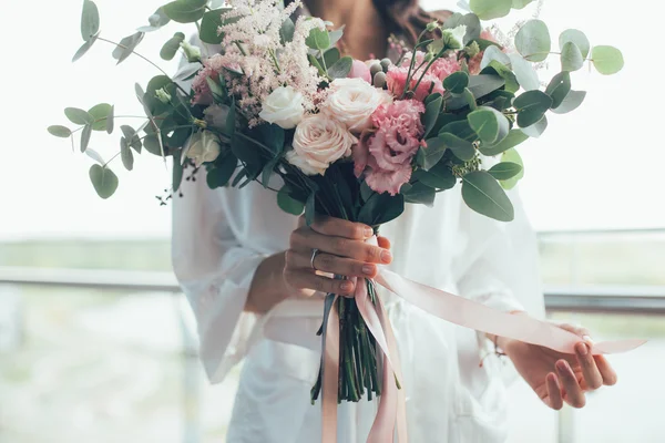 Mariée avec bouquet nuptial — Photo