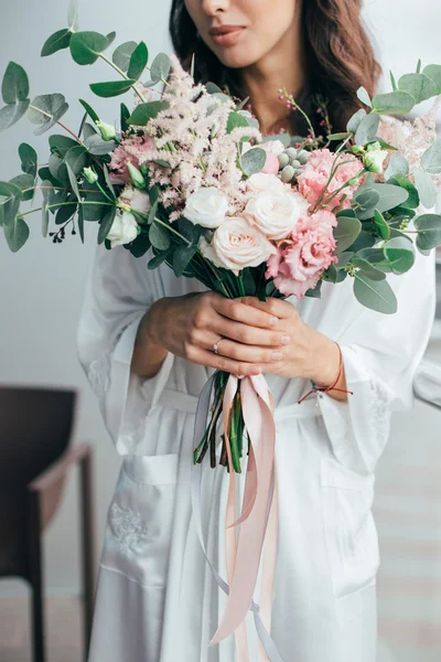 Mariée avec bouquet nuptial — Photo