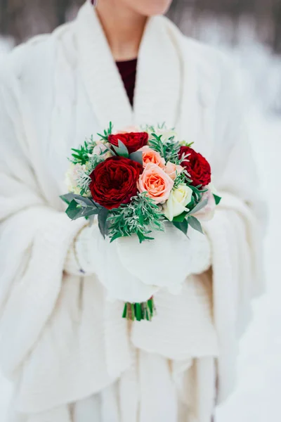 Wedding bouquet in the bride's hands — Stock Photo, Image