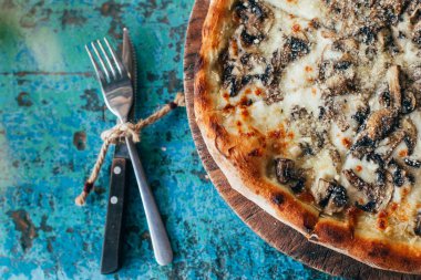 Peynirli ve mantarlı pizza.