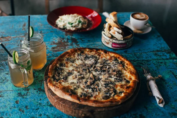 Två saft i glas koppar, pizza och pasta — Stockfoto