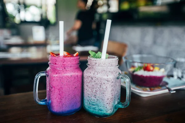 Smoothies de baga em garrafas de vidro — Fotografia de Stock