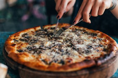 Peynirli ve mantarlı pizza.