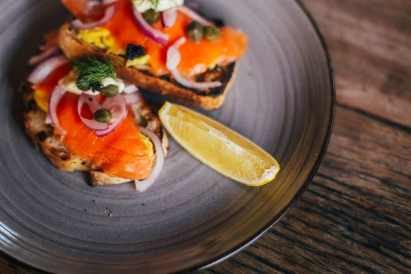 Toast met zalm en groenten — Stockfoto