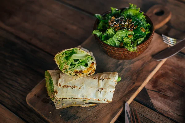 Rolos com ervas e salada em tigela — Fotografia de Stock