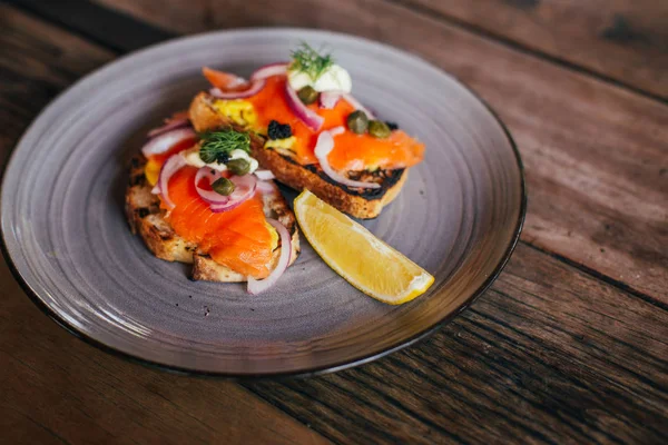 Pane tostato con salmone e verdure — Foto Stock