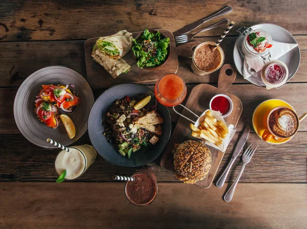 Vielfalt an verschiedenen Mahlzeiten zum Frühstück im Hotel — Stockfoto