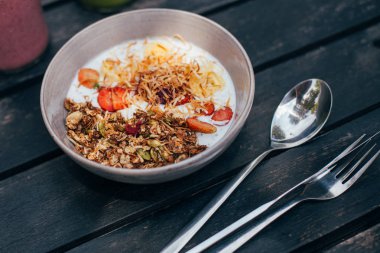 süt ve meyve ile tahıl