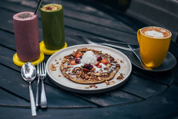 Panqueca com frutas e nozes — Fotografia de Stock