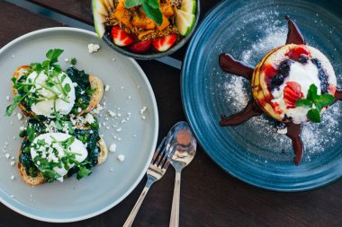 tost ıspanak ve çilek ile pancakes ile