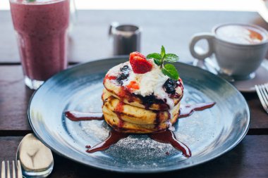 Krep peynir krem ve çilek ile