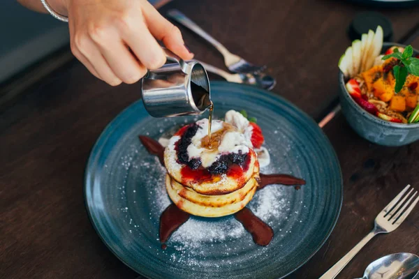 Pancakes with cheese cream and berries — Stock Photo, Image