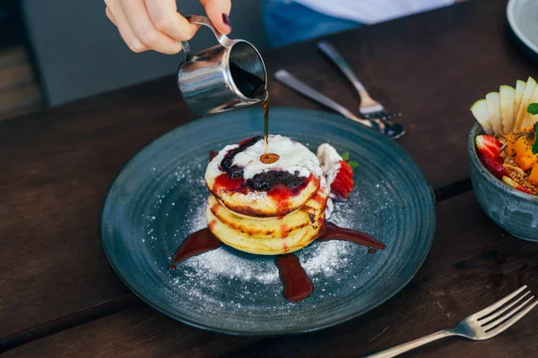 Pancakes with cheese cream and berries — Stock Photo, Image