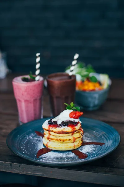 Τηγανίτες με μούρα μούρο smoothie και καφέ — Φωτογραφία Αρχείου