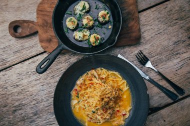 peynir ve spagetti ile sebze ve et ile mantar