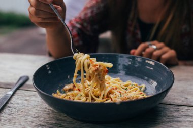 sebzeli spagetti yiyen Kadın