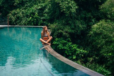 Yüzme Havuzu yanında kız