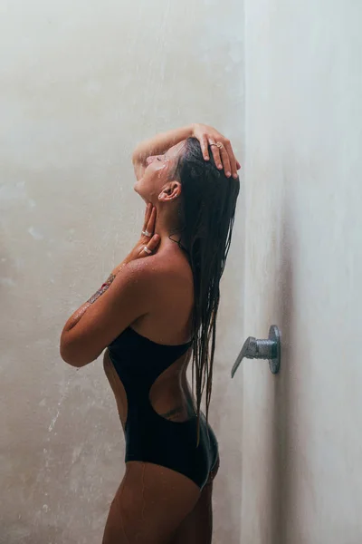 Menina molhada no banheiro — Fotografia de Stock