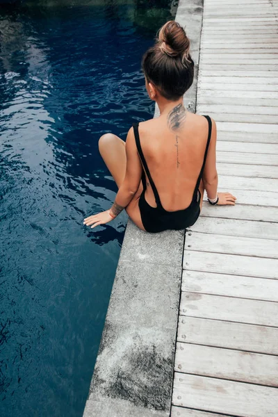 Menina perto de piscina — Fotografia de Stock