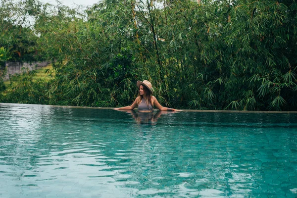 Jolie fille près de la piscine — Photo